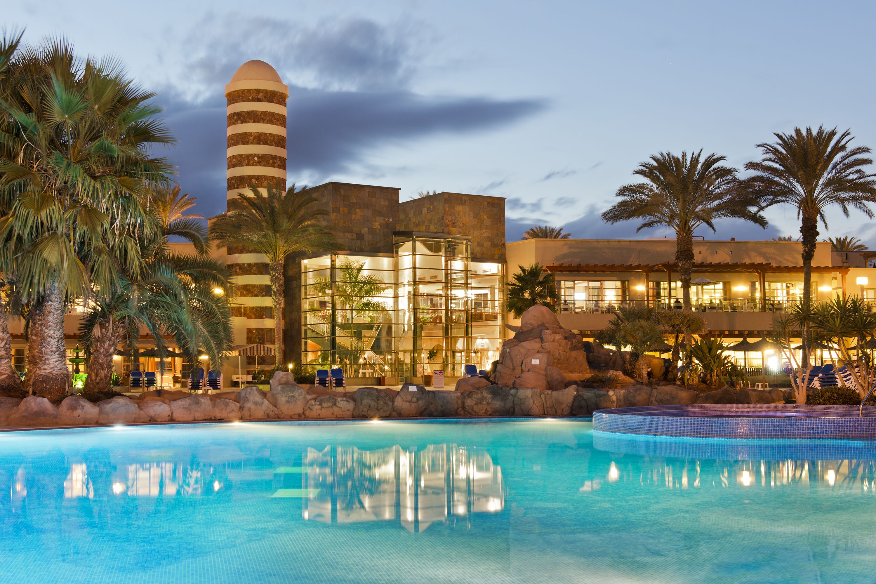 3 outdoor pools, pool loungers