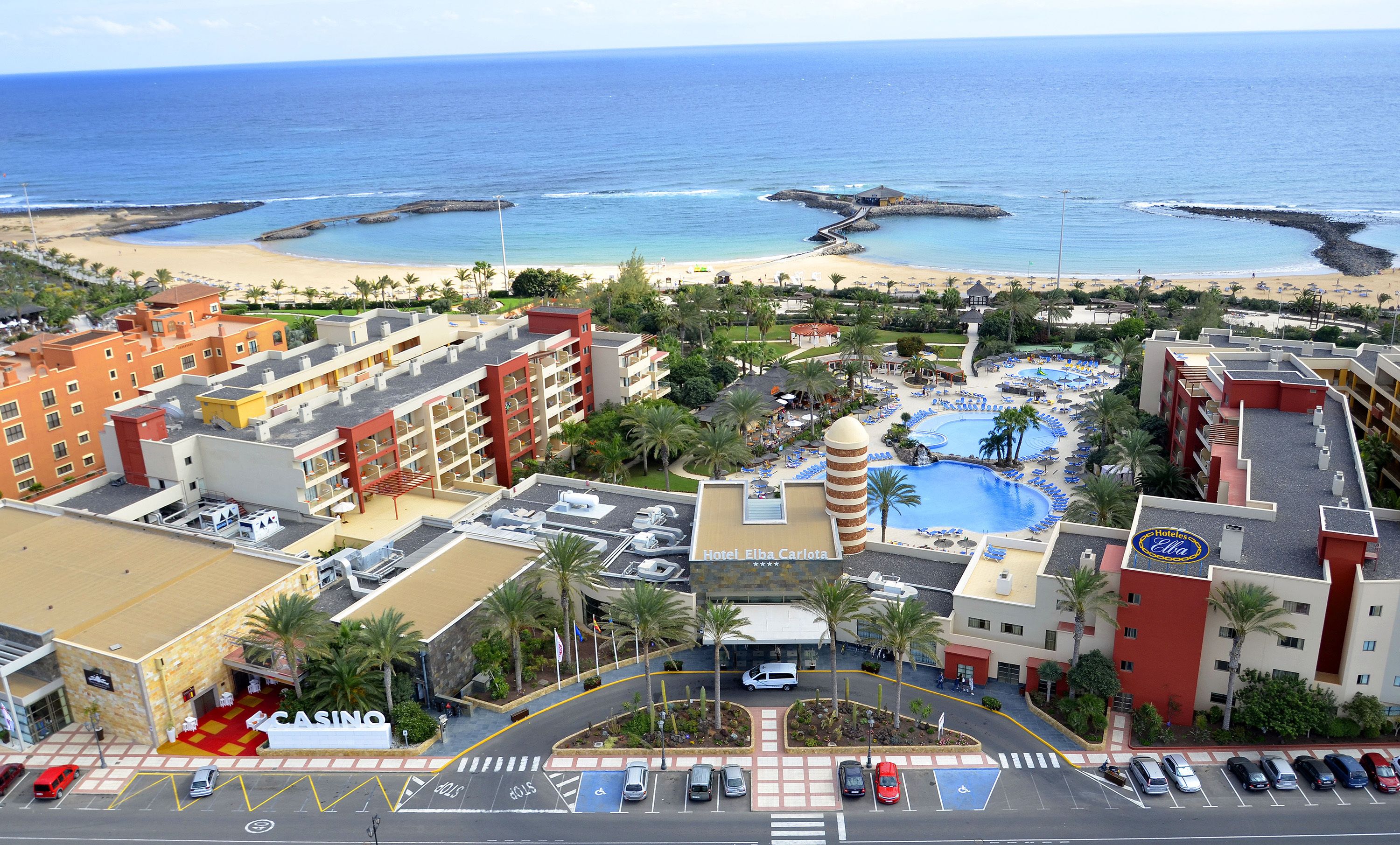 Un hotel con piscina, acceso a la playa y casino.