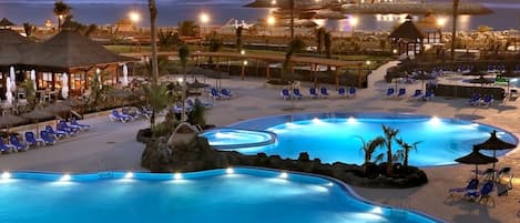 3 outdoor pools, sun loungers