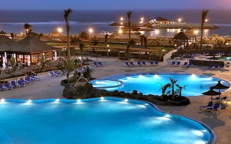 3 piscinas al aire libre, sillones reclinables de piscina