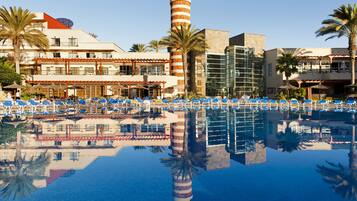 3 outdoor pools, pool loungers