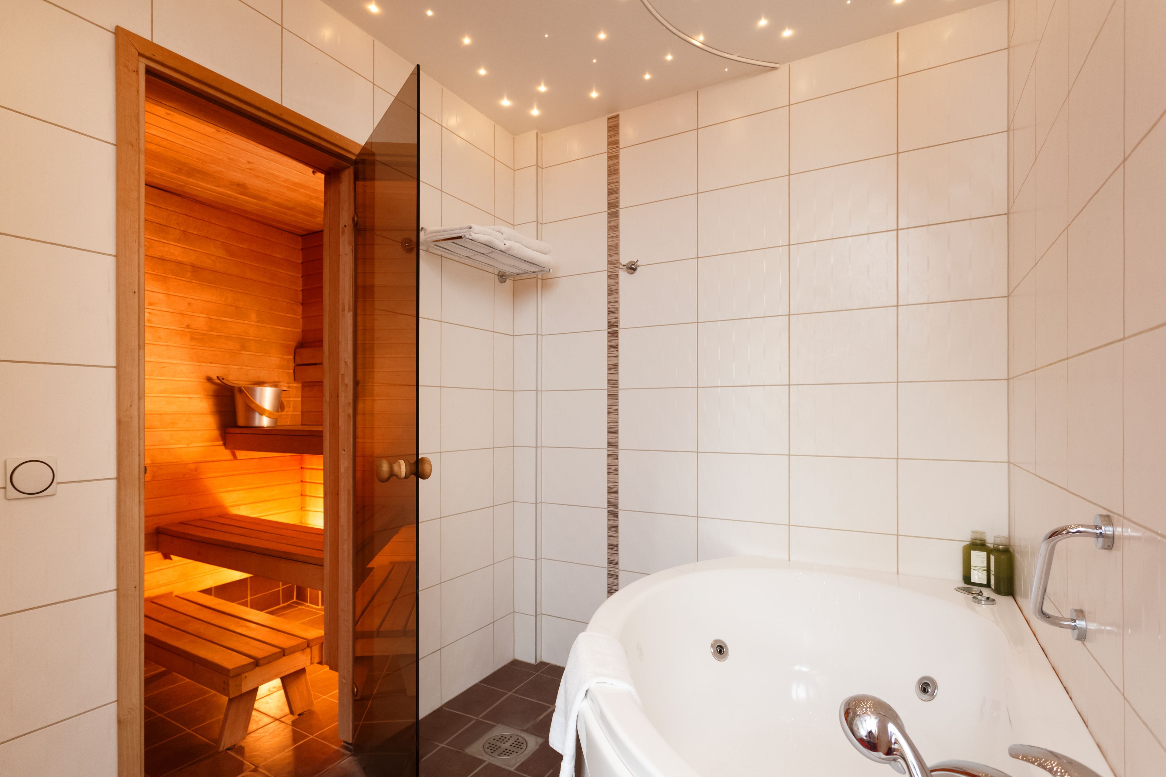 Deluxe Double Room | Bathroom | Shower, hair dryer, towels