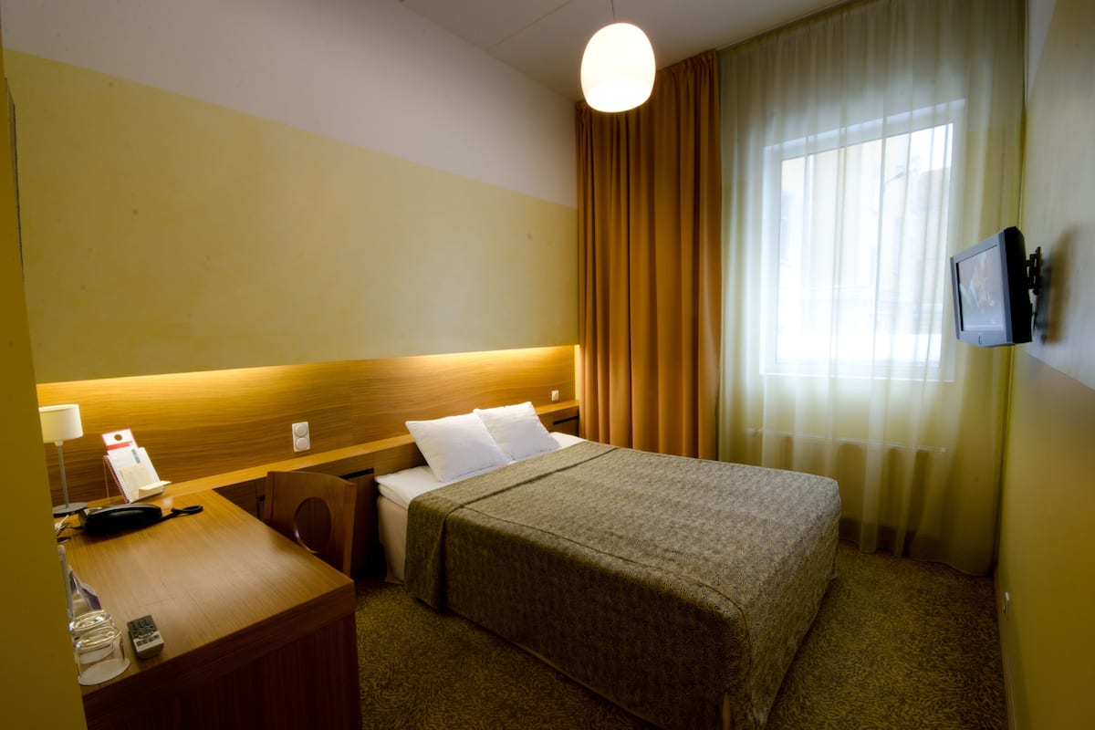Economy Room | In-room safe, desk, iron/ironing board (on request), WiFi (free)