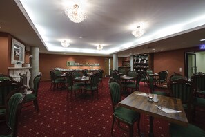 Desayuno buffet diario (EUR 12 por persona)