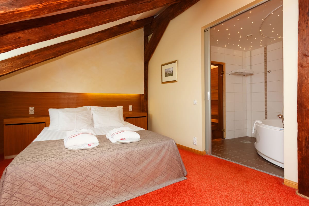 In-room safe, desk, iron/ironing board (on request), WiFi (free)