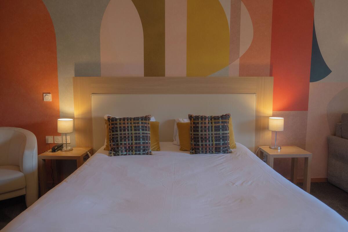 In-room safe, desk, soundproofing, iron/ironing board (on request)