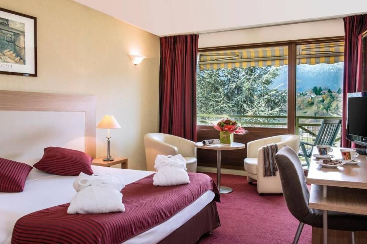 In-room safe, desk, soundproofing, iron/ironing board (on request)