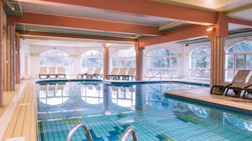 Indoor pool, sun loungers