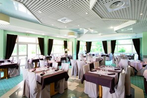 Der serveres morgenmad, frokost og franske retter med udsigt til haven 