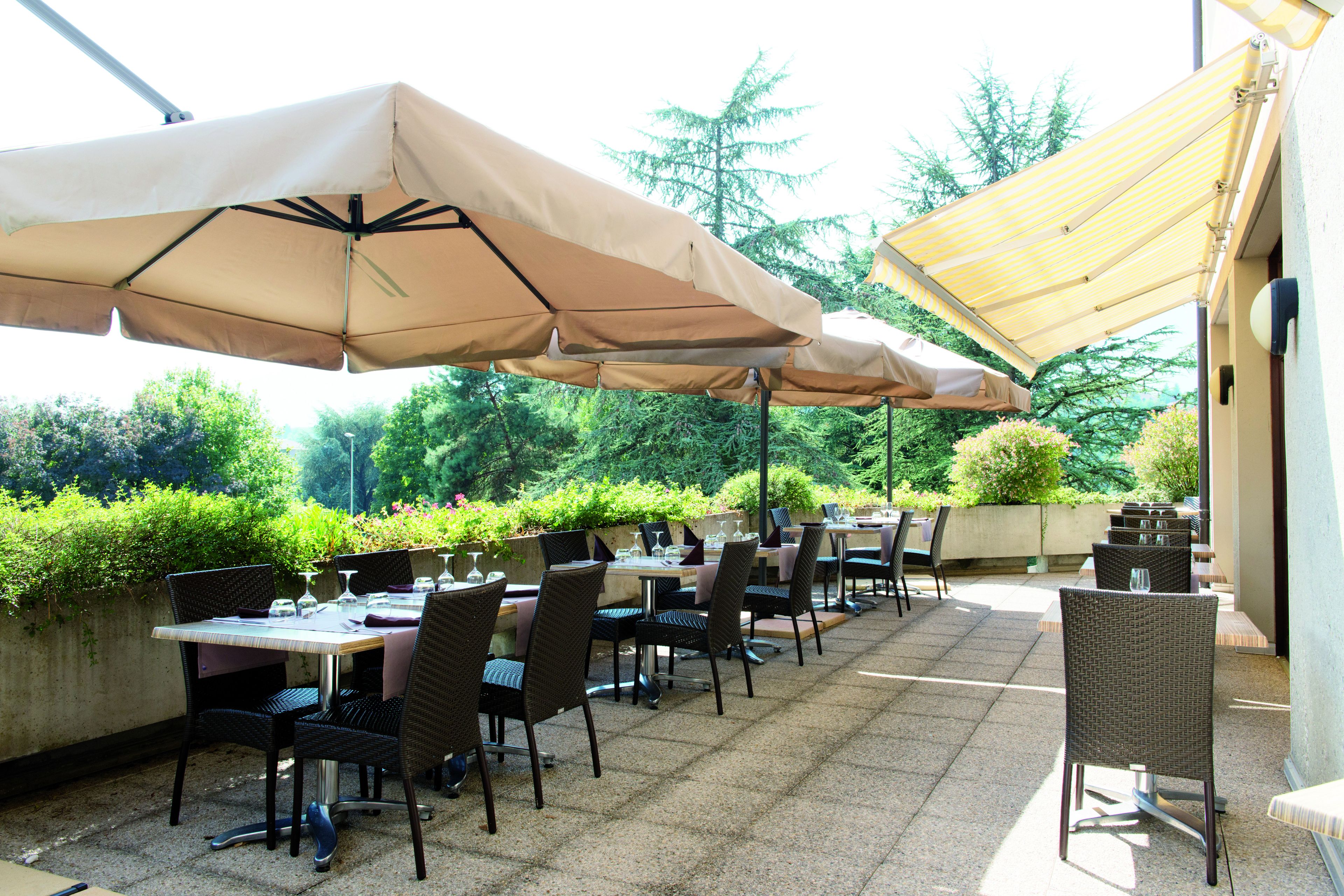 Breakfast, lunch, dinner served; French cuisine, garden views 