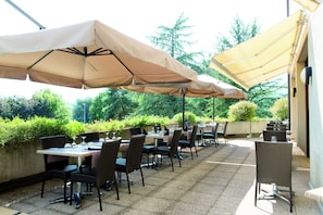 Breakfast, lunch, dinner served; French cuisine, garden views - Hotel & Spa Vacances Bleues Villa Marlioz (Aix-les-Bains)