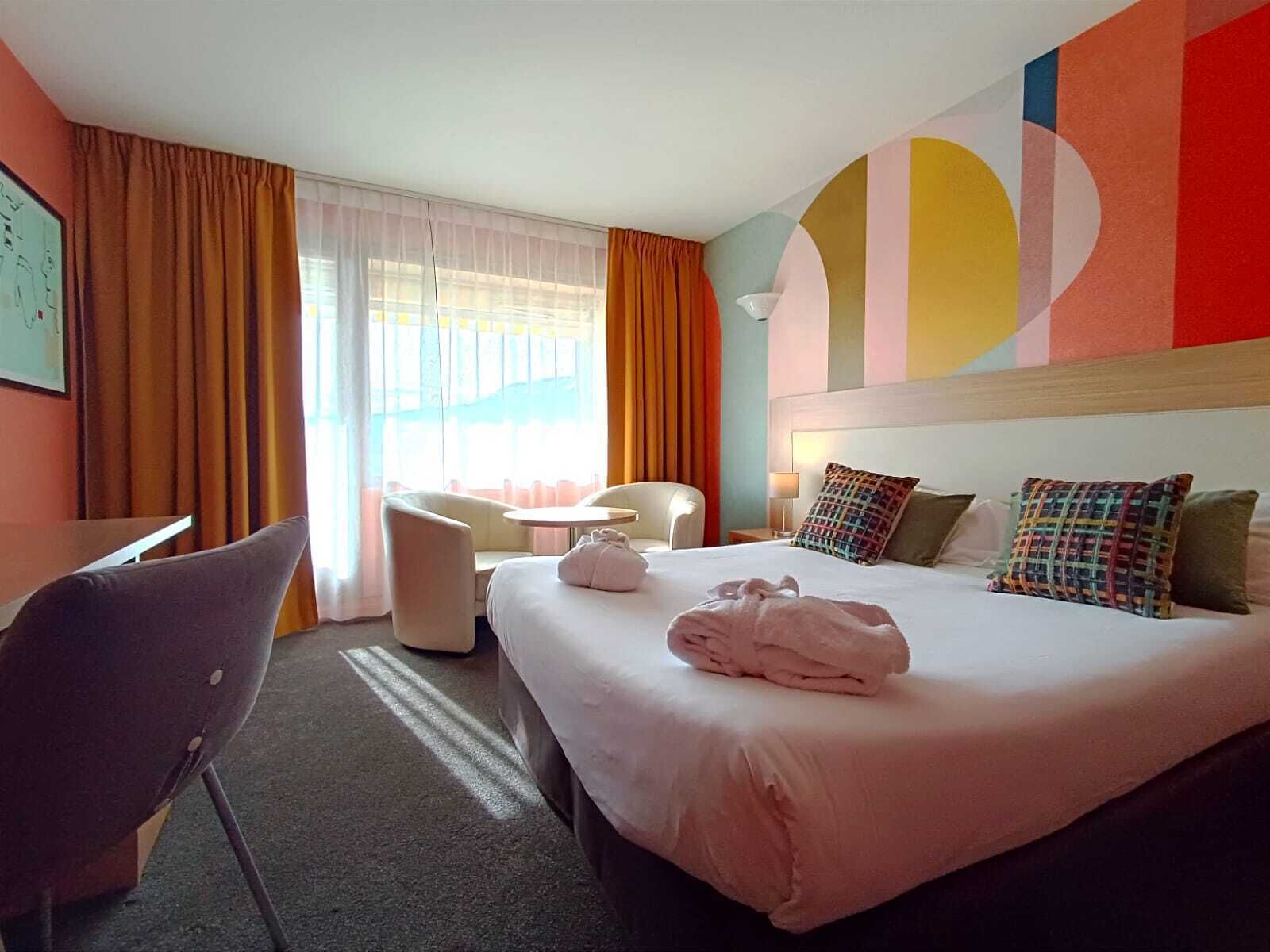 Superior-værelse til 3 personer | Pengeskab på værelset, skrivebord, lydisolering, strygejern/strygebræt