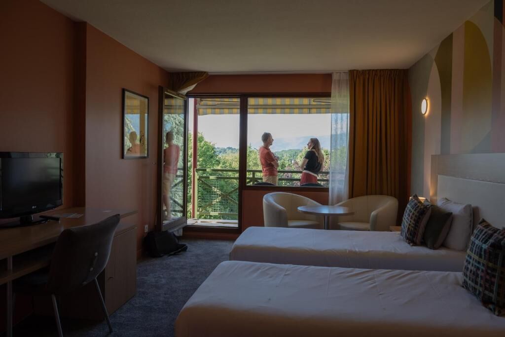 In-room safe, desk, soundproofing, iron/ironing board