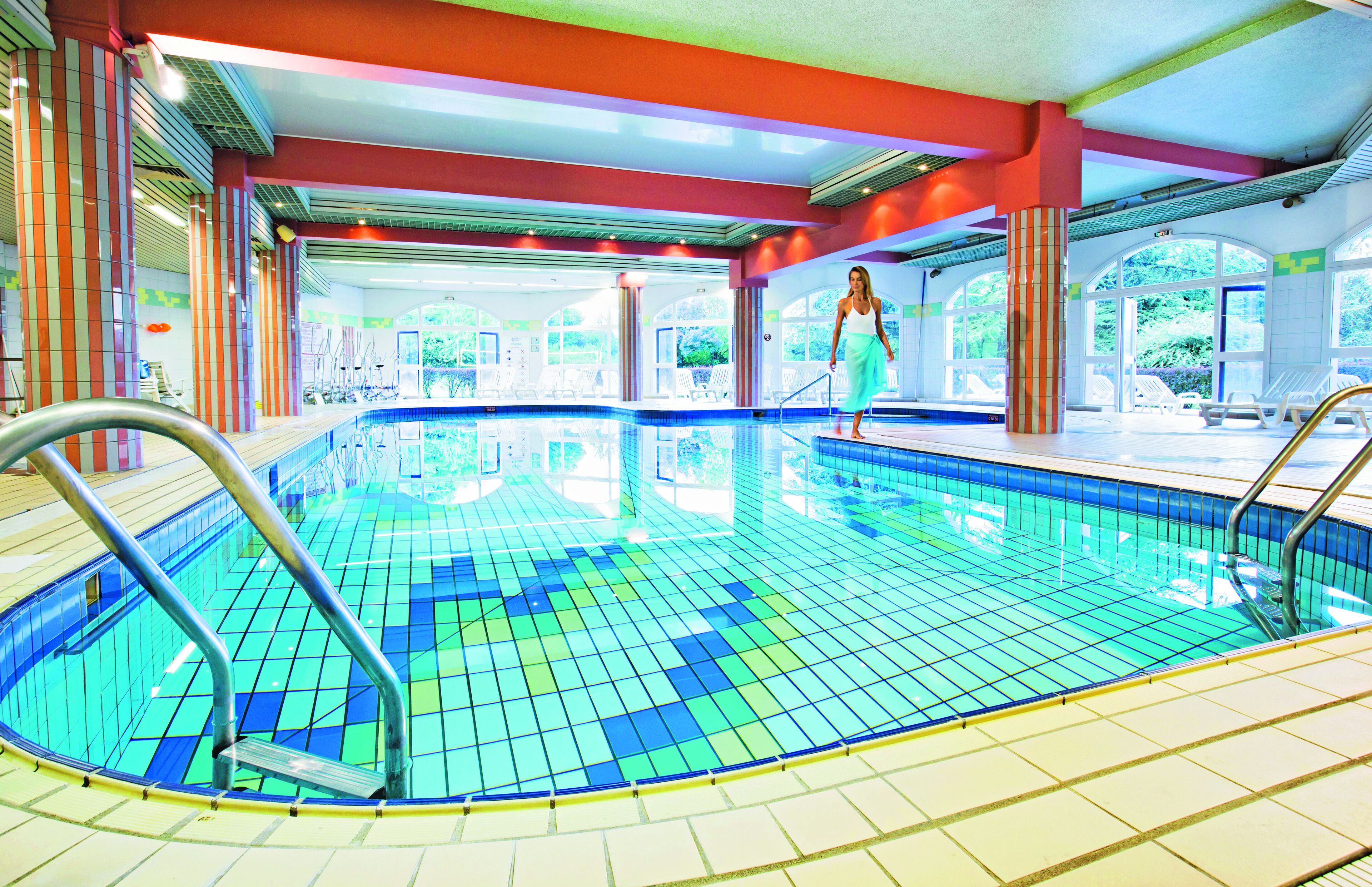 Piscine couverte, accès possible de 08 h 30 à 19 h 30, chaises longues 