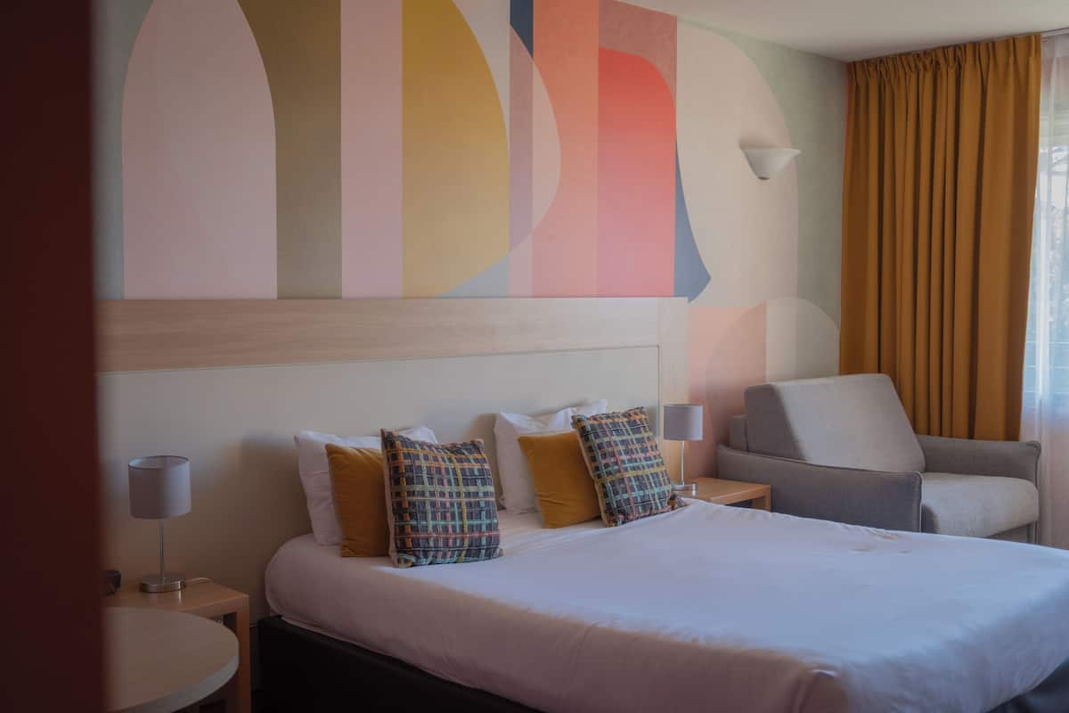 Pengeskab på værelset, skrivebord, lydisolering, strygejern/strygebræt