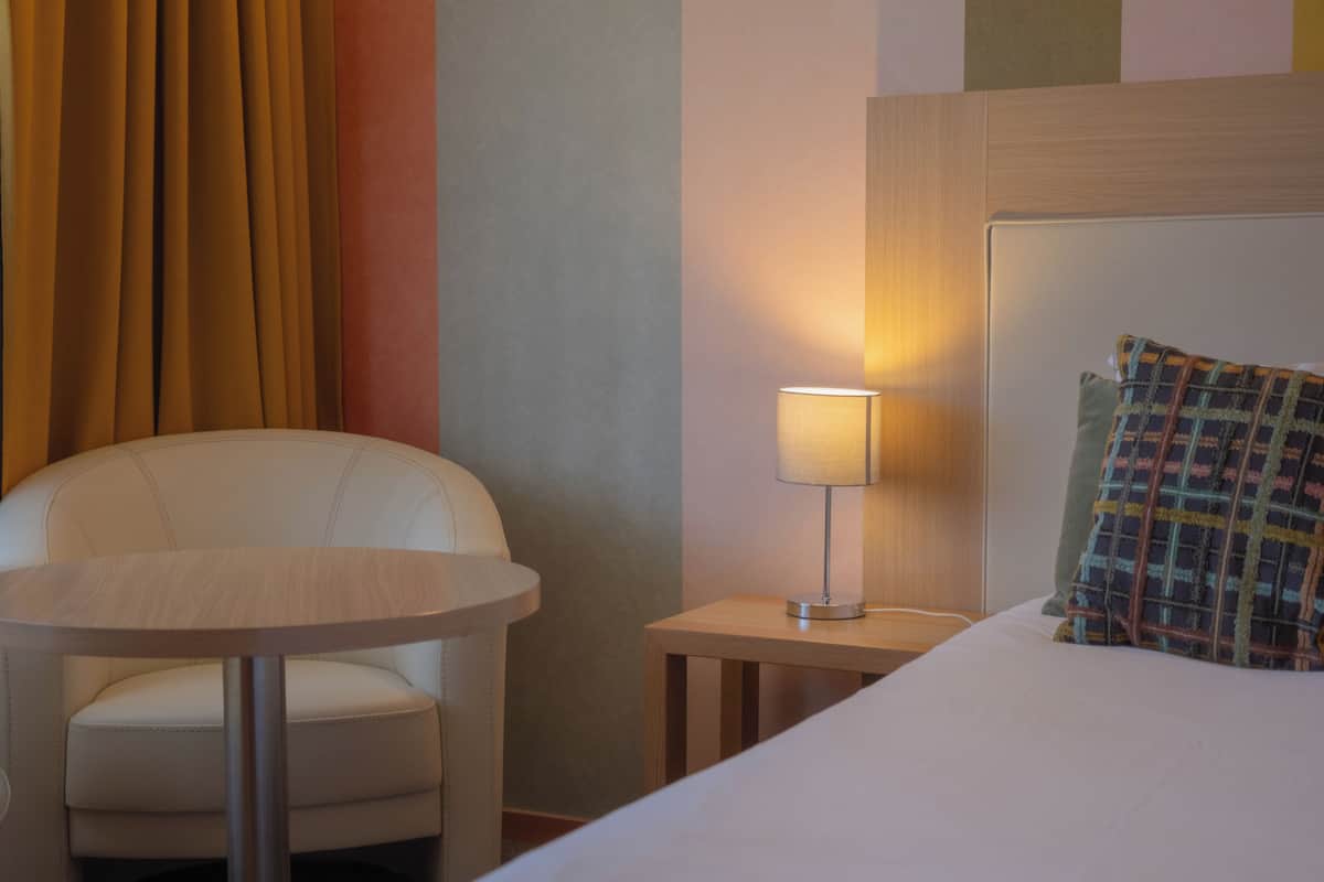 Pengeskab på værelset, skrivebord, lydisolering, strygejern/strygebræt