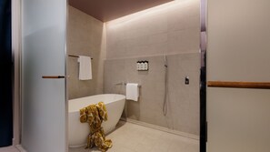 Suite - 1 kingsize-seng - balkon (City Skyline View, High Floor) | Premium-sengetøj, minibar, pengeskab på værelset, skrivebord