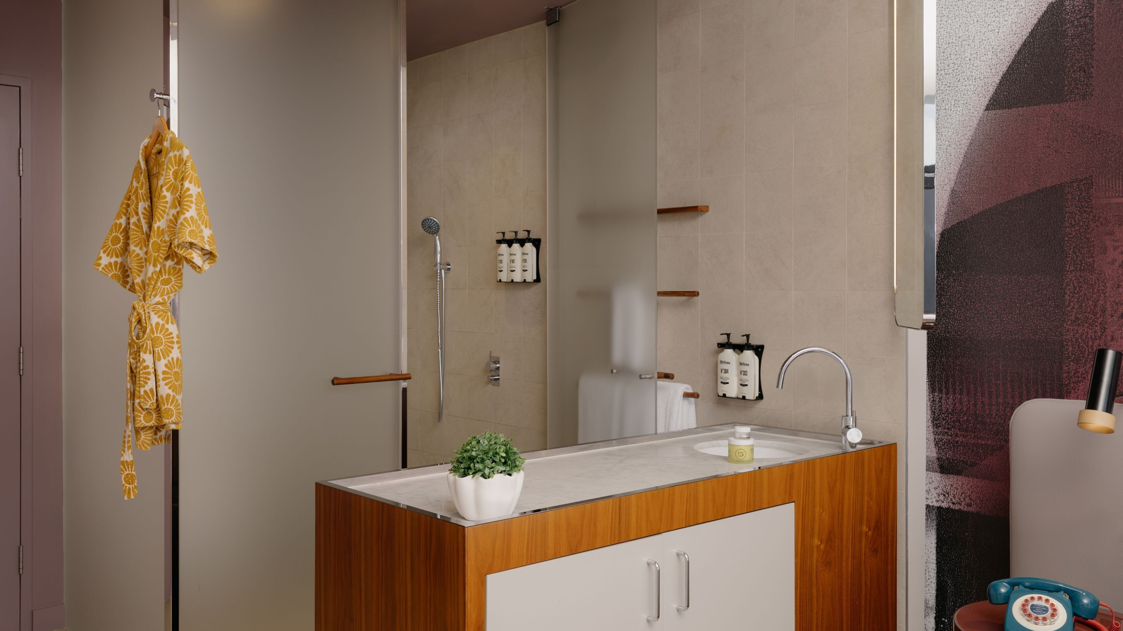 standard room, 1 king bed, balcony, harbour view | 1 bedroom, premium bedding, minibar, in-room safe