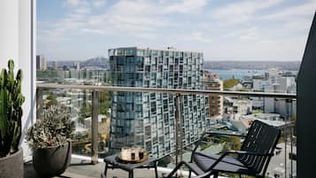 Standard Room, 1 King Bed, Balcony, Harbor View | Property amenity