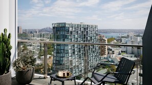 Standaard kamer, 1 kingsize bed, balkon, uitzicht op haven | Accommodatievoorziening