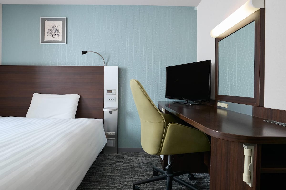 Standard Room, 1 Double Bed, Non Smoking | Desk, laptop workspace, blackout drapes, soundproofing