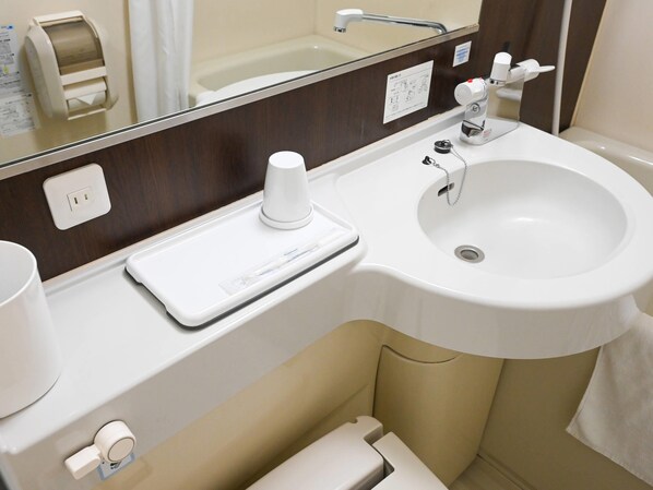 Bañera con ducha, bañera profunda, secador de pelo, pantuflas