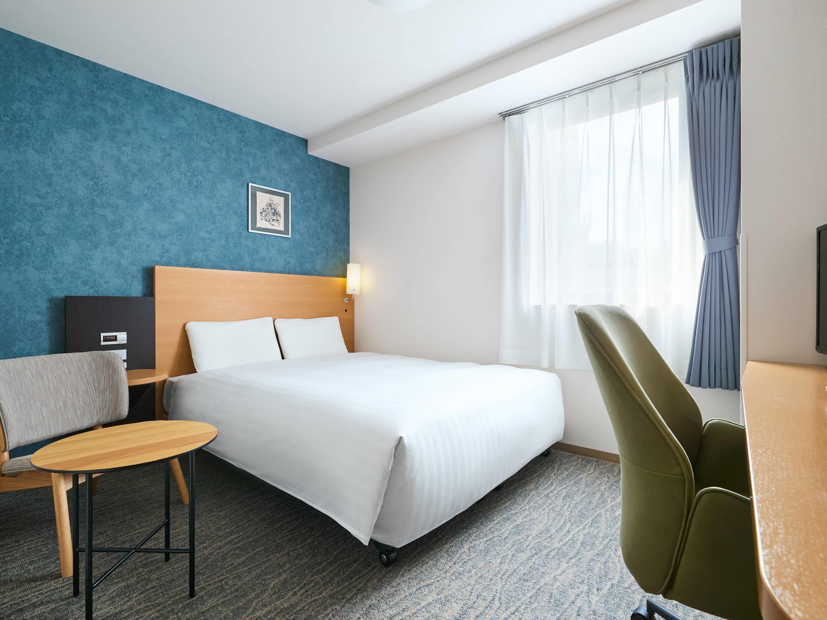 Standard Room, 1 Queen Bed, Non Smoking | Desk, laptop workspace, blackout drapes, soundproofing