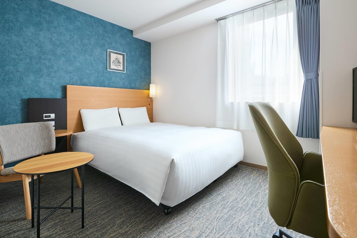 Standard Room, 1 Queen Bed, Non Smoking | Desk, laptop workspace, blackout drapes, soundproofing