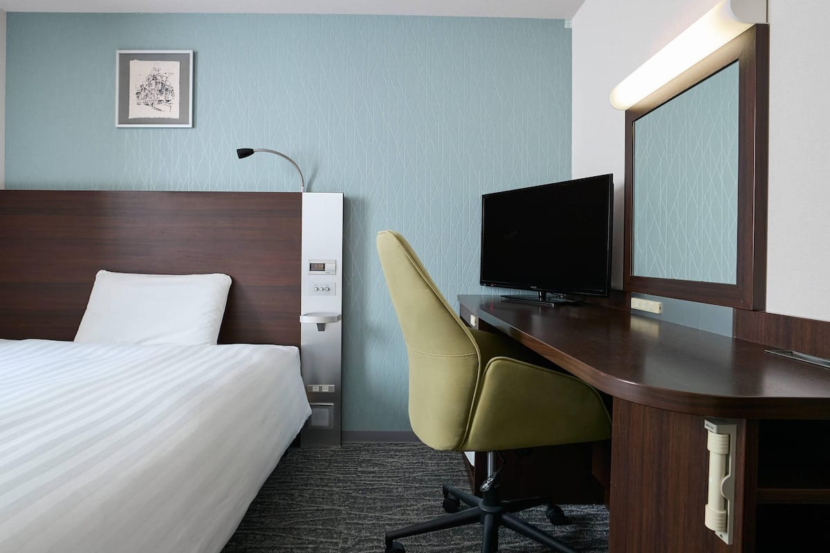 Standard Room, 1 Double Bed, Non Smoking | Desk, laptop workspace, blackout drapes, soundproofing
