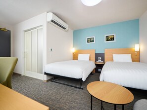 Desk, laptop workspace, blackout drapes, soundproofing - Comfort Hotel Sendai West (Sendai)