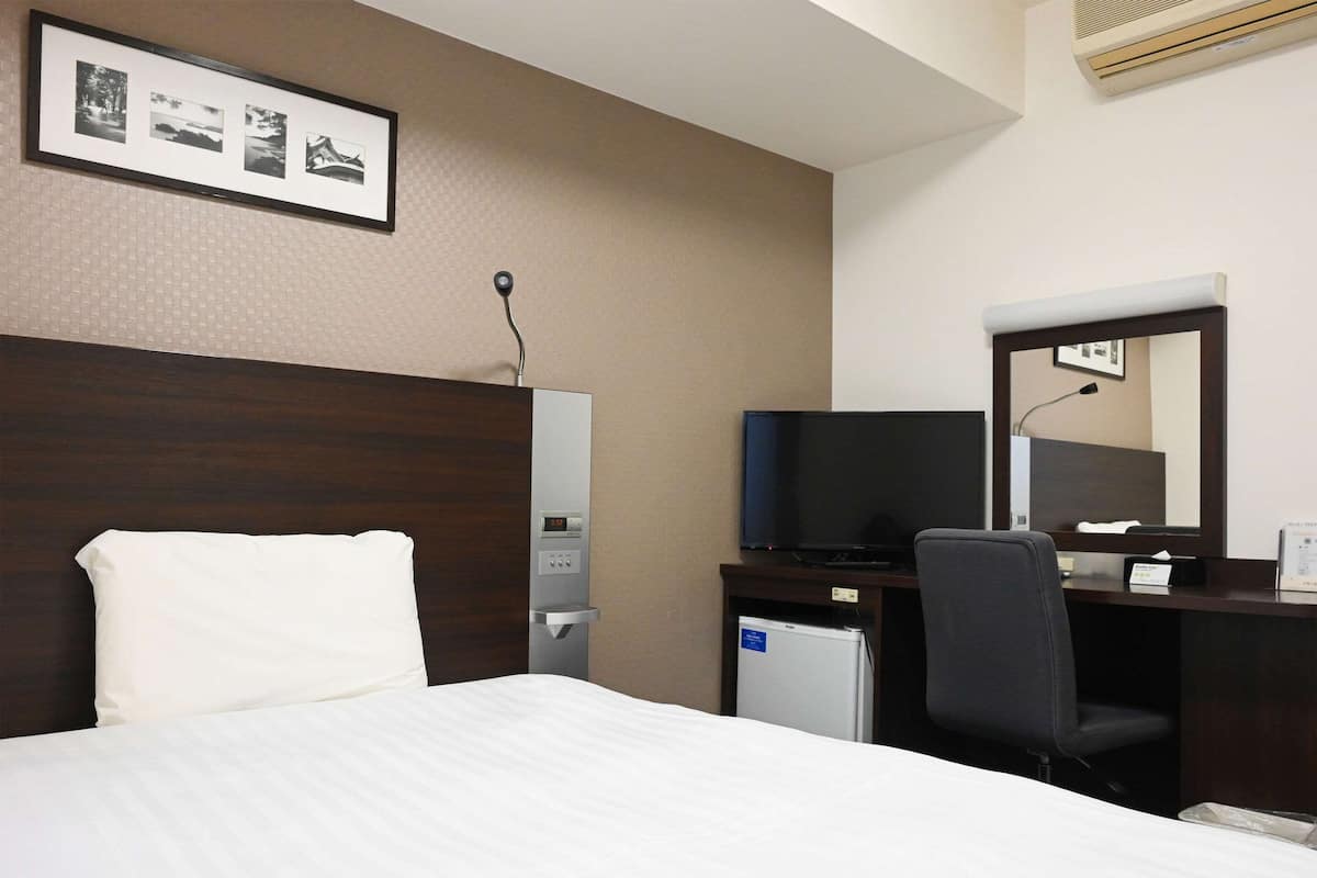 Escritorio, espacio para trabajar con laptop y cortinas blackout
