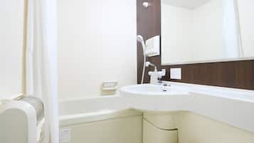 Bañera con ducha, bañera profunda, secador de pelo, pantuflas