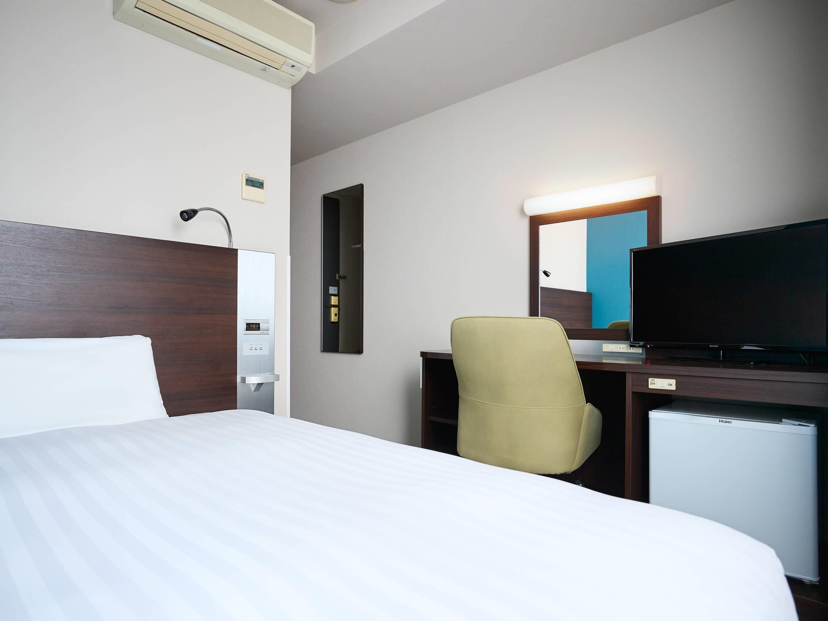 Room, 1 Double Bed, Non Smoking | Desk, laptop workspace, blackout drapes, soundproofing