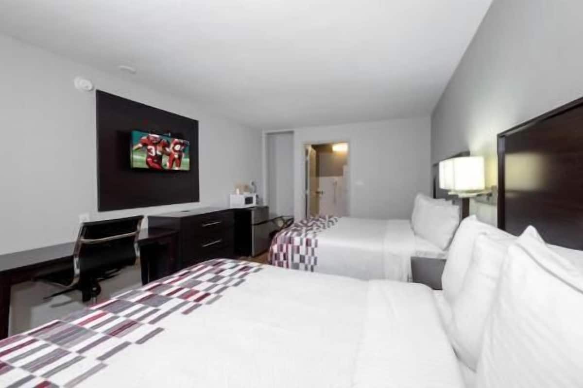 Escritorio, espacio para trabajar con laptop y cortinas blackout