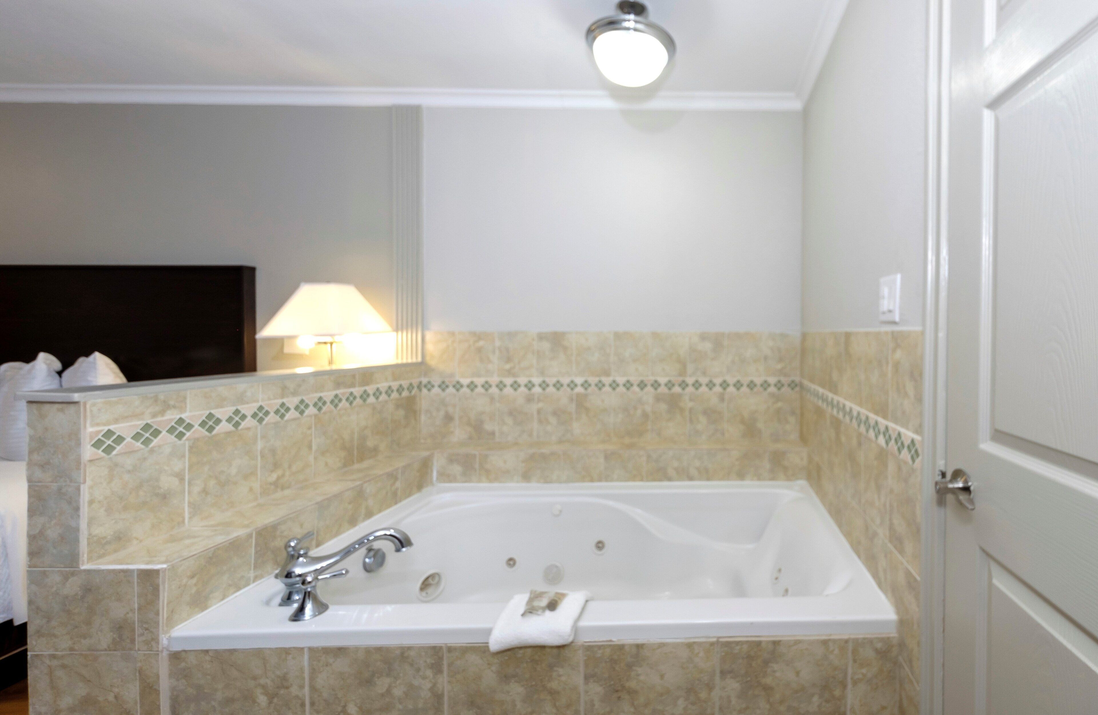 Jetted bathtub