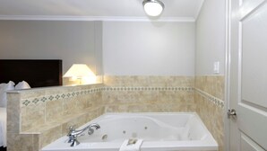 Suite, 1 King Bed, Non Smoking, Jetted Tub | Jetted bathtub - Red Roof Inn Arlington - Entertainment District (Arlington)