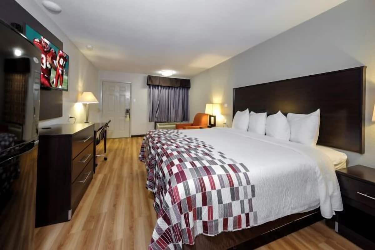 Escritorio, espacio para trabajar con laptop y cortinas blackout