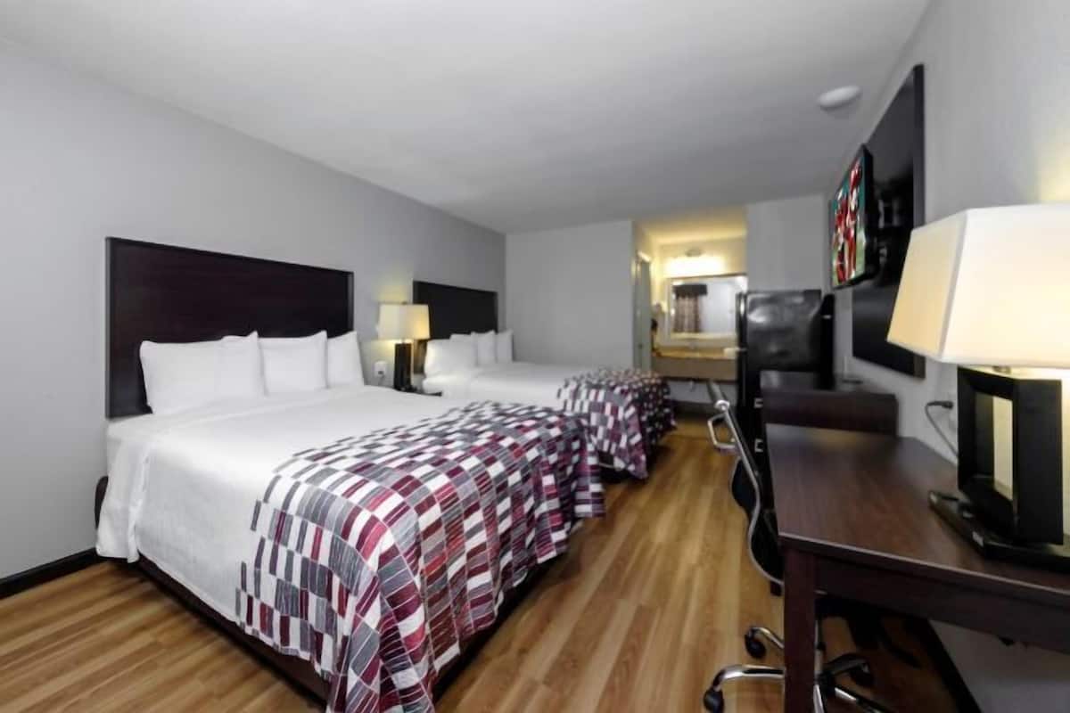 Escritorio, espacio para trabajar con laptop y cortinas blackout