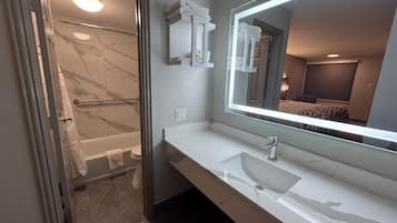 Gratis toiletartikelen, een haardroger, handdoeken