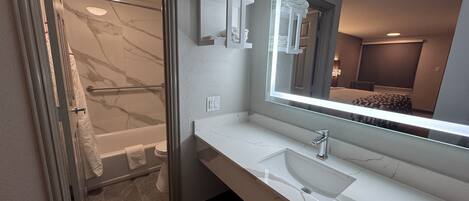 Ilmaiset hygieniatuotteet, hiustenkuivaaja, pyyhkeet