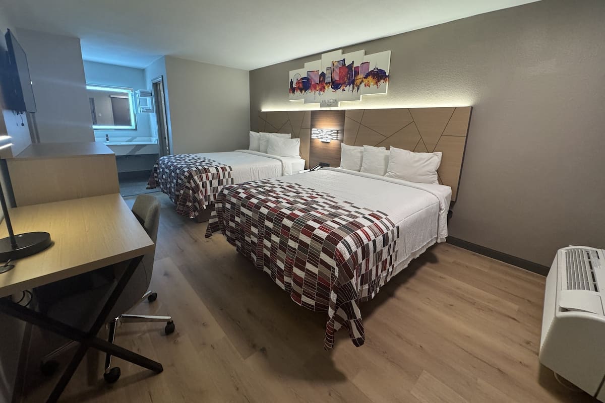 Rom – deluxe, 2 queensize-senger, ikke-røyk | Skrivebord, skrivebord for bærbar PC og blendingsgardiner