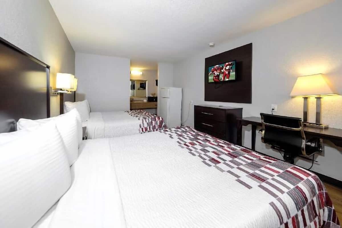 Escritorio, espacio para trabajar con laptop y cortinas blackout