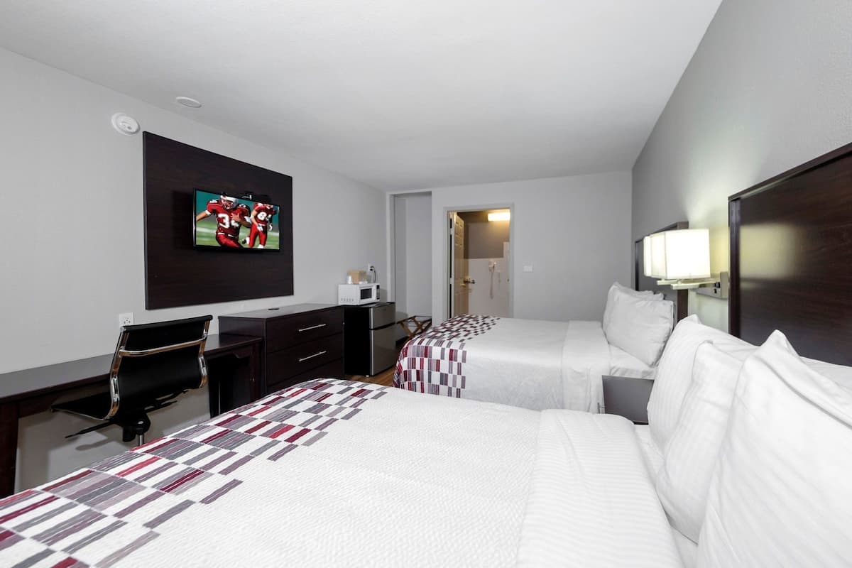 Escritorio, espacio para trabajar con laptop y cortinas blackout