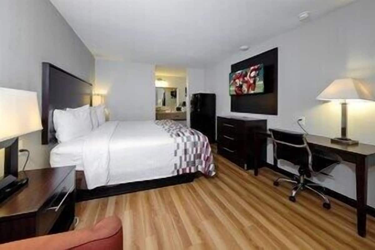 Escritorio, espacio para trabajar con laptop y cortinas blackout