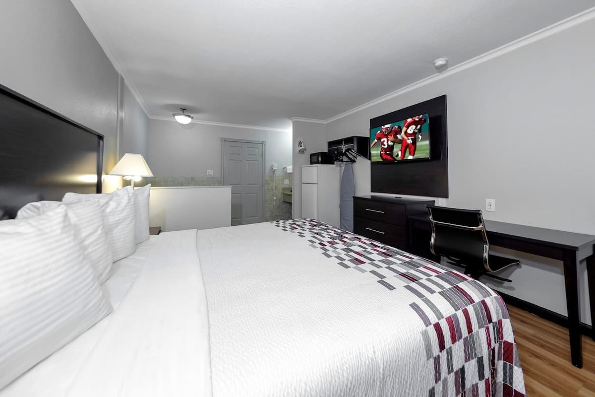 Escritorio, espacio para trabajar con laptop y cortinas blackout