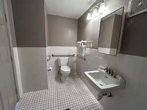 Amenidades de baño gratuitas, secadora de cabello, toallas 