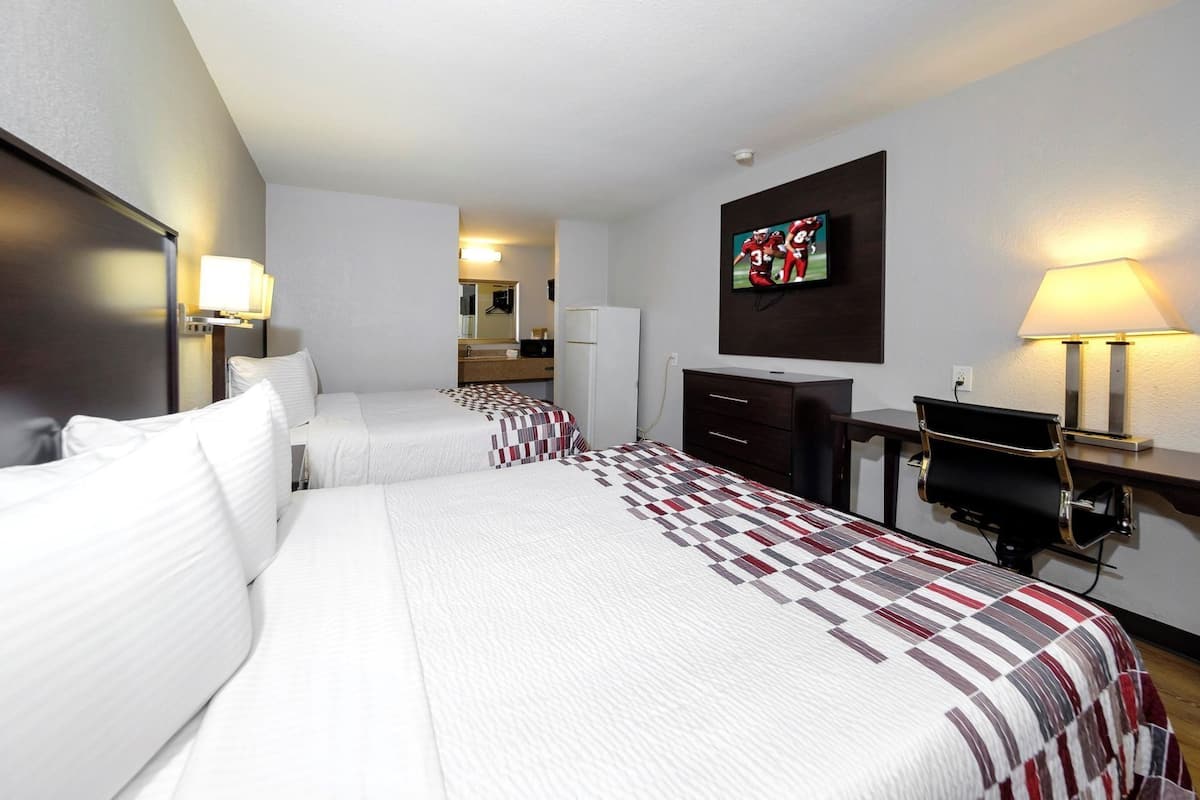 Escritorio, espacio para trabajar con laptop y cortinas blackout