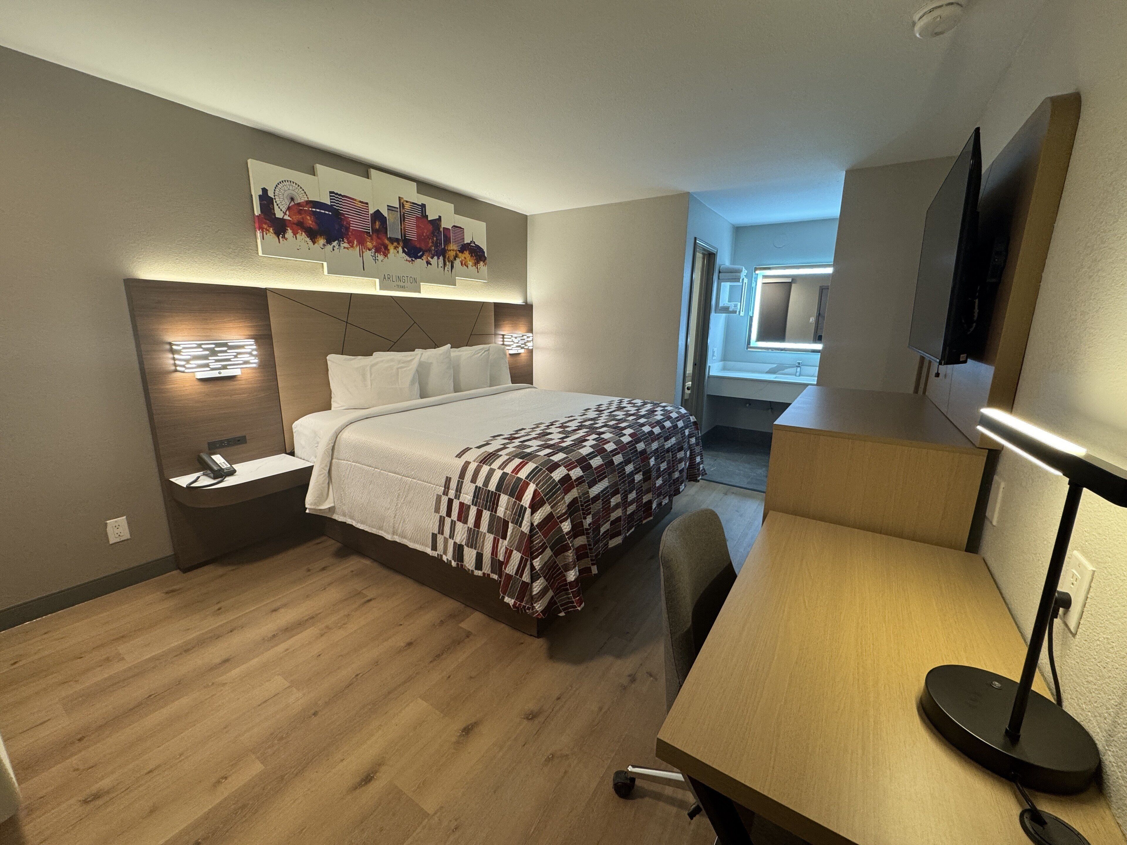 Escritorio, espacio para trabajar con laptop y cortinas blackout 