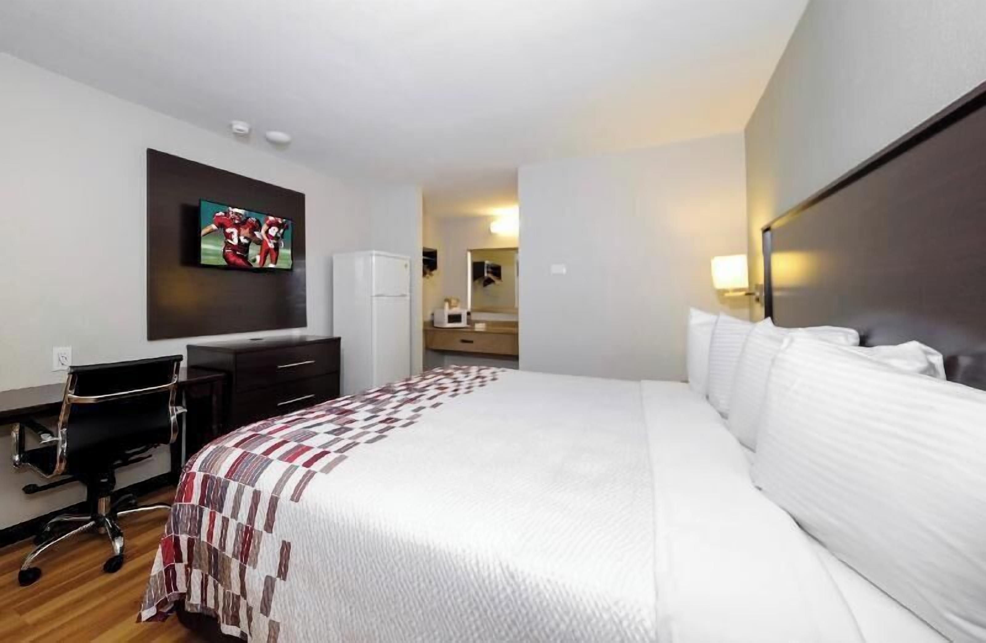 Escrivaninha, espaço de trabalho para notebook, cortinas blackout