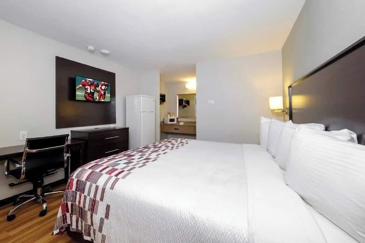 Escritorio, espacio para trabajar con laptop y cortinas blackout